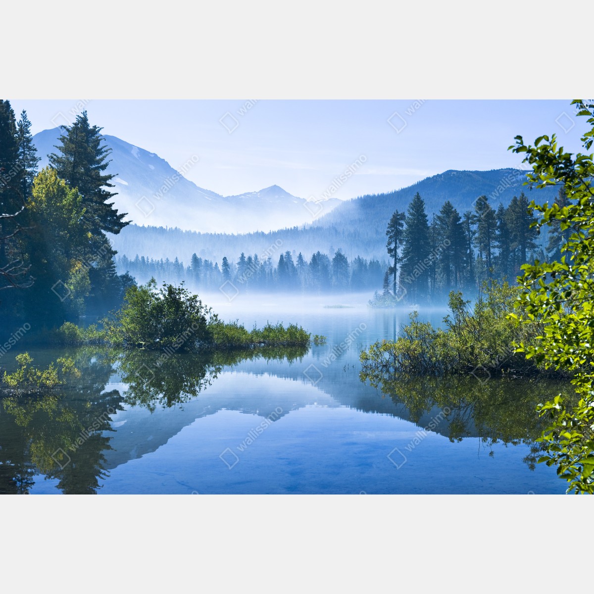 Naklejka repozycjonowalna mglista górska tafla jeziora z odbiciem – Wallissimo® Naklejka repozycjonowalna mglista górska tafla jeziora z odbiciem – Wallissimo®
