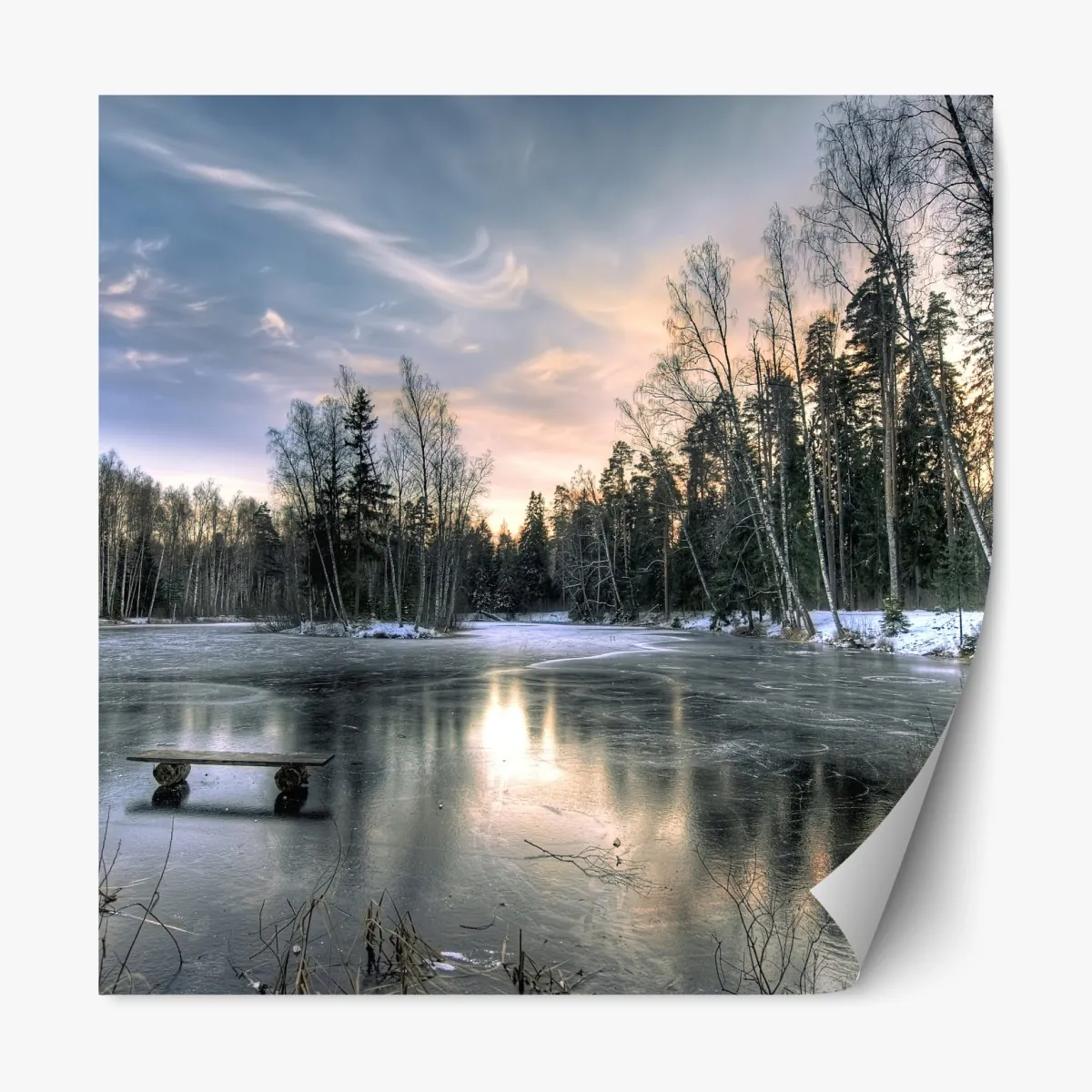 Naklejka repozycjonowalna zamarznięte jezioro o świcie z leśnym odbiciem – Wallissimo® Naklejka repozycjonowalna zamarznięte jezioro o świcie z leśnym odbiciem – Wallissimo®