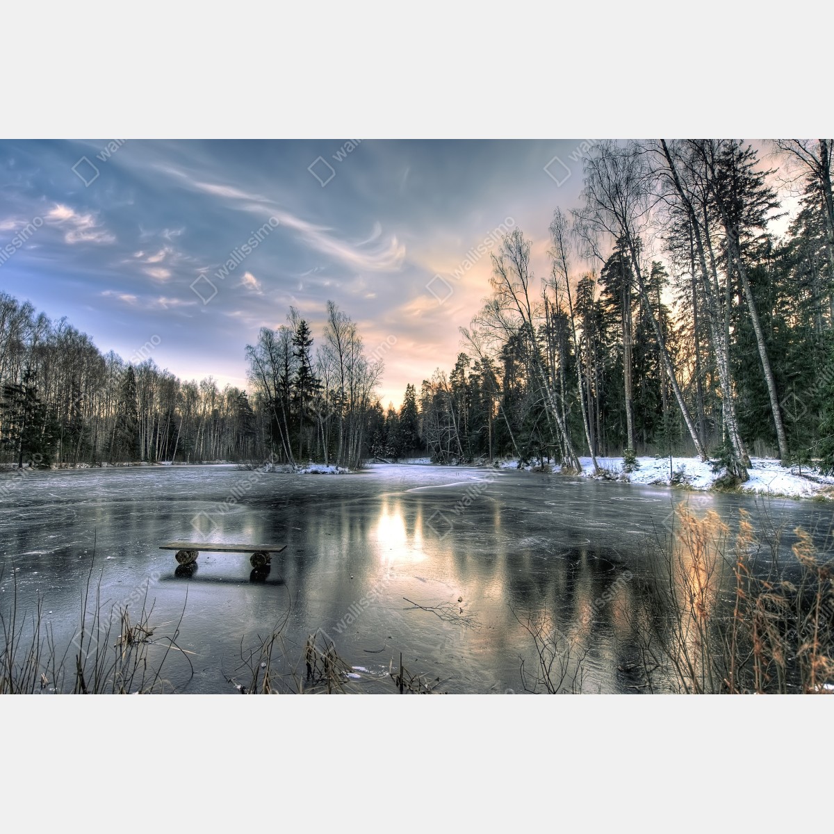 Naklejka repozycjonowalna zamarznięte jezioro o świcie z leśnym odbiciem – Wallissimo® Naklejka repozycjonowalna zamarznięte jezioro o świcie z leśnym odbiciem – Wallissimo®