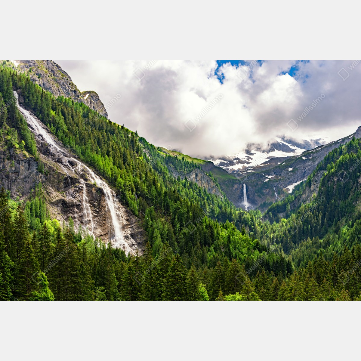 Naklejka repozycjonowalna mglisty alpejski wodospad nad zieloną doliną – Wallissimo® Naklejka repozycjonowalna mglisty alpejski wodospad nad zieloną doliną – Wallissimo®