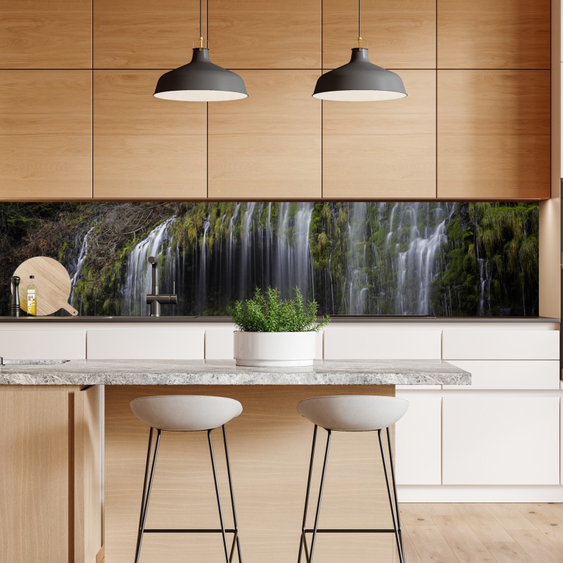 Naklejka repozycjonowalna wodospad porośnięty mchem w lesie – Wallissimo® Naklejka repozycjonowalna wodospad porośnięty mchem w lesie – Wallissimo®