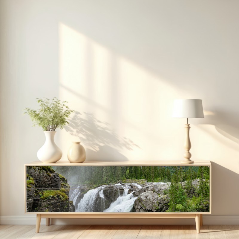 Naklejka repozycjonowalna mglisty wodospad w bujnym sosnowym lesie – Wallissimo® Naklejka repozycjonowalna mglisty wodospad w bujnym sosnowym lesie – Wallissimo®