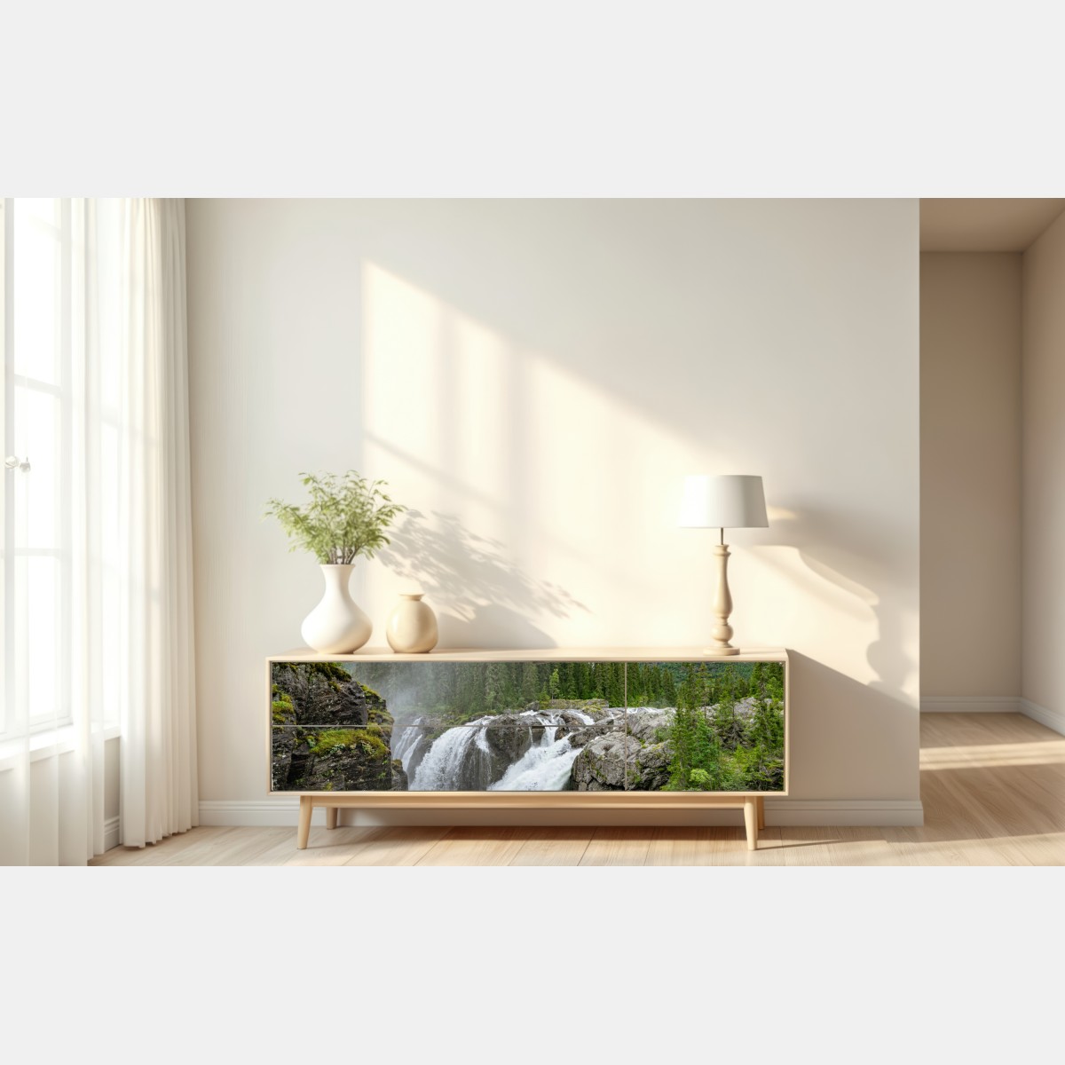 Naklejka repozycjonowalna mglisty wodospad w bujnym sosnowym lesie – Wallissimo® Naklejka repozycjonowalna mglisty wodospad w bujnym sosnowym lesie – Wallissimo®