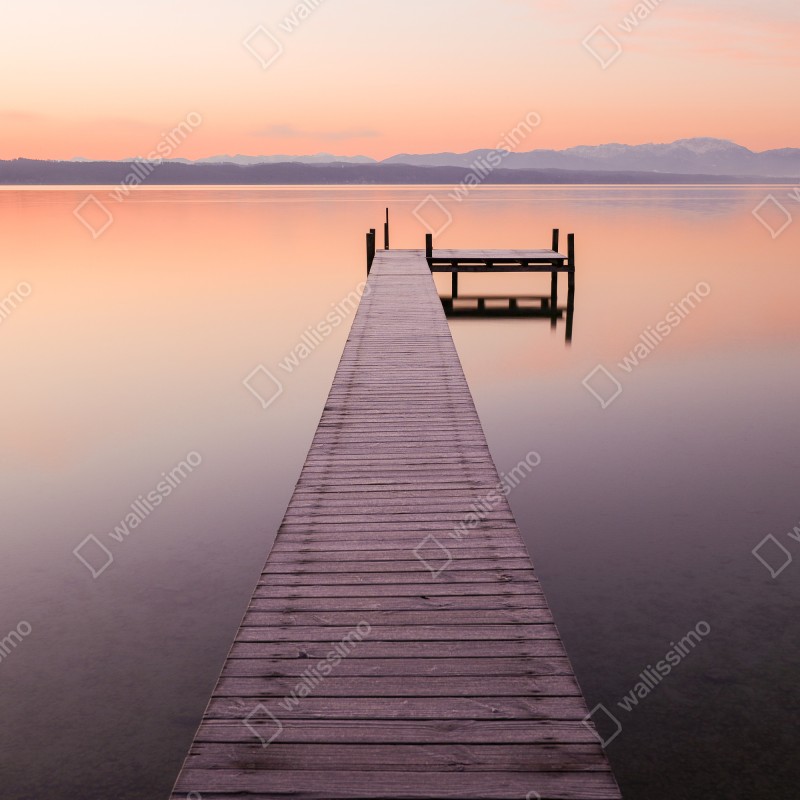 Naklejka repozycjonowalna spokojne molo o wschodzie nad pastelowym jeziorem – Wallissimo® Naklejka repozycjonowalna spokojne molo o wschodzie nad pastelowym jeziorem – Wallissimo®