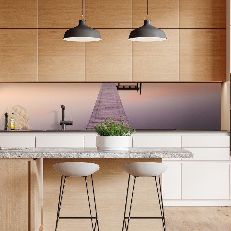 Naklejka repozycjonowalna spokojne molo o wschodzie nad pastelowym jeziorem – Wallissimo® Naklejka repozycjonowalna spokojne molo o wschodzie nad pastelowym jeziorem – Wallissimo®