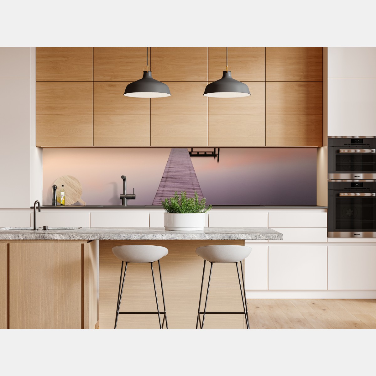 Naklejka repozycjonowalna spokojne molo o wschodzie nad pastelowym jeziorem – Wallissimo® Naklejka repozycjonowalna spokojne molo o wschodzie nad pastelowym jeziorem – Wallissimo®