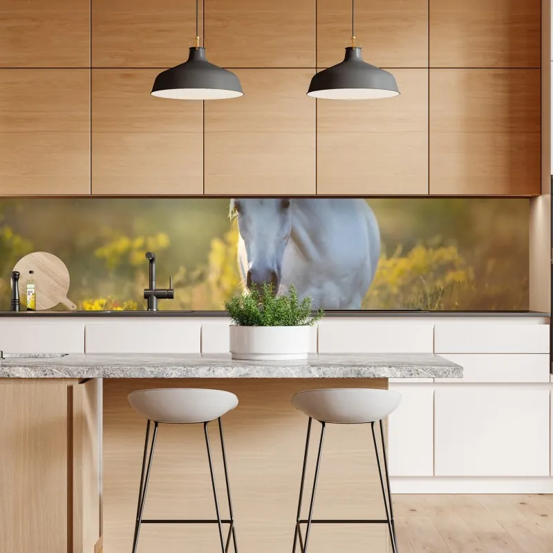 Naklejka repozycjonowalna biały koń na łące maków o wschodzie słońca – Wallissimo® Naklejka repozycjonowalna biały koń na łące maków o wschodzie słońca – Wallissimo®