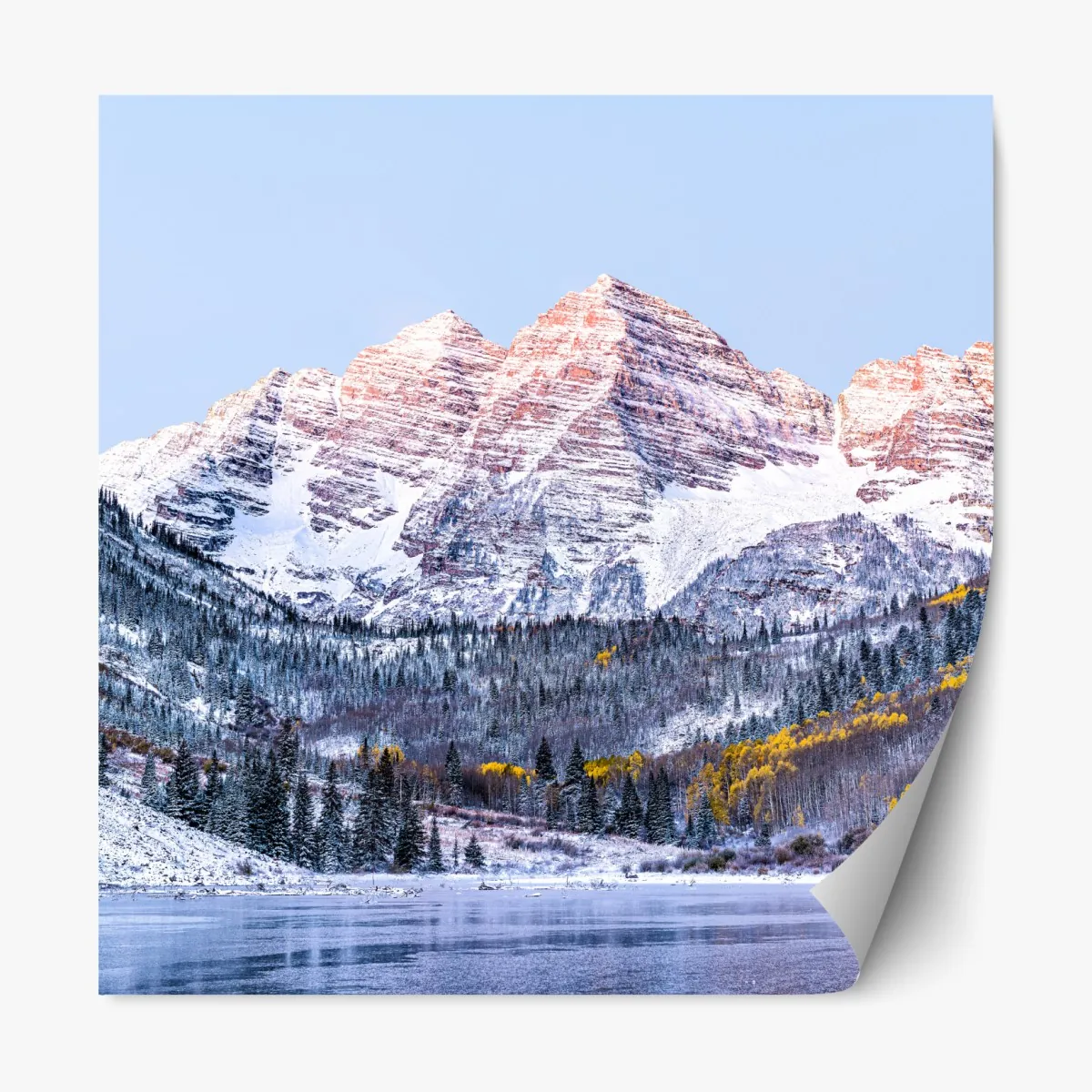 Naklejka repozycjonowalna śnieżny poranek w górach nad jeziorem – Wallissimo® Naklejka repozycjonowalna śnieżny poranek w górach nad jeziorem – Wallissimo®