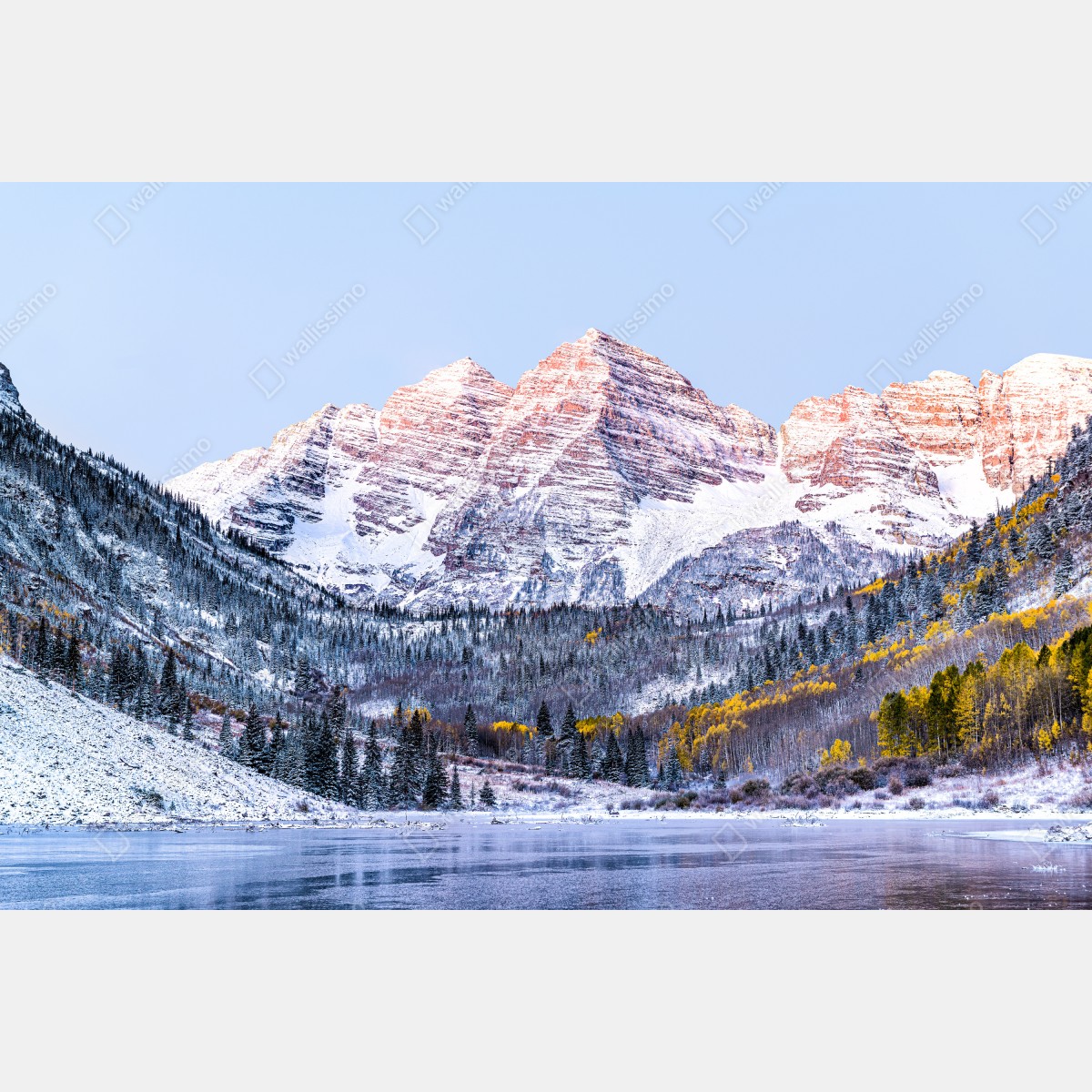 Naklejka repozycjonowalna śnieżny poranek w górach nad jeziorem – Wallissimo® Naklejka repozycjonowalna śnieżny poranek w górach nad jeziorem – Wallissimo®