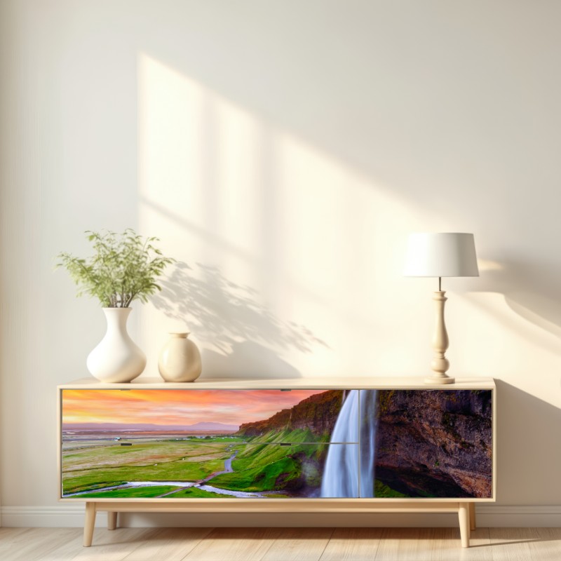 Naklejka repozycjonowalna wodospad Seljalandsfoss o zachodzie słońca – Wallissimo® Naklejka repozycjonowalna wodospad Seljalandsfoss o zachodzie słońca – Wallissimo®