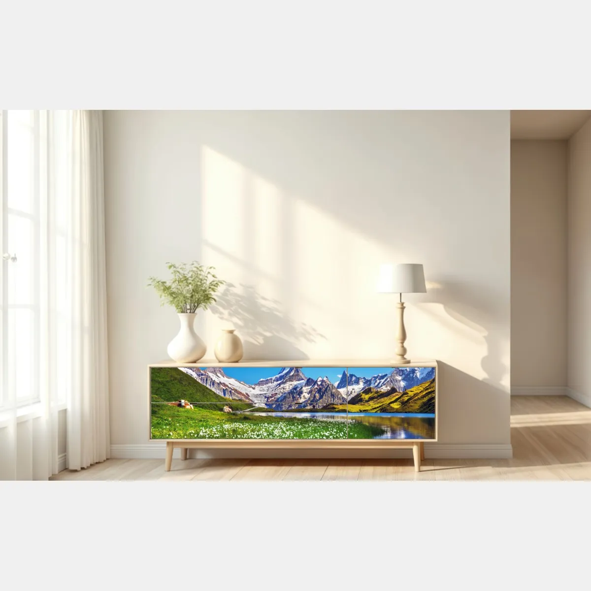 Naklejka repozycjonowalna alpejskie jezioro z łąką pełną kwiatów – Wallissimo® Naklejka repozycjonowalna alpejskie jezioro z łąką pełną kwiatów – Wallissimo®