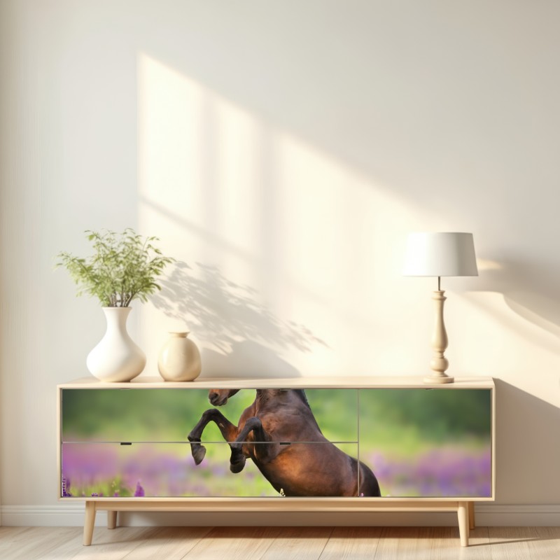 Naklejka repozycjonowalna ogier staje dęba w łubinowej łące – Wallissimo® Naklejka repozycjonowalna ogier staje dęba w łubinowej łące – Wallissimo®