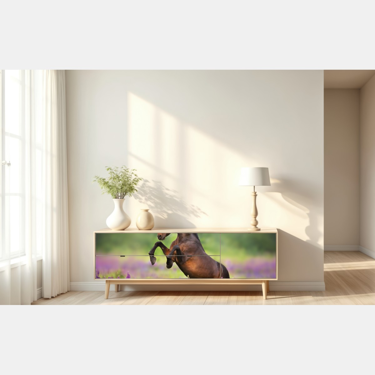 Naklejka repozycjonowalna ogier staje dęba w łubinowej łące – Wallissimo® Naklejka repozycjonowalna ogier staje dęba w łubinowej łące – Wallissimo®