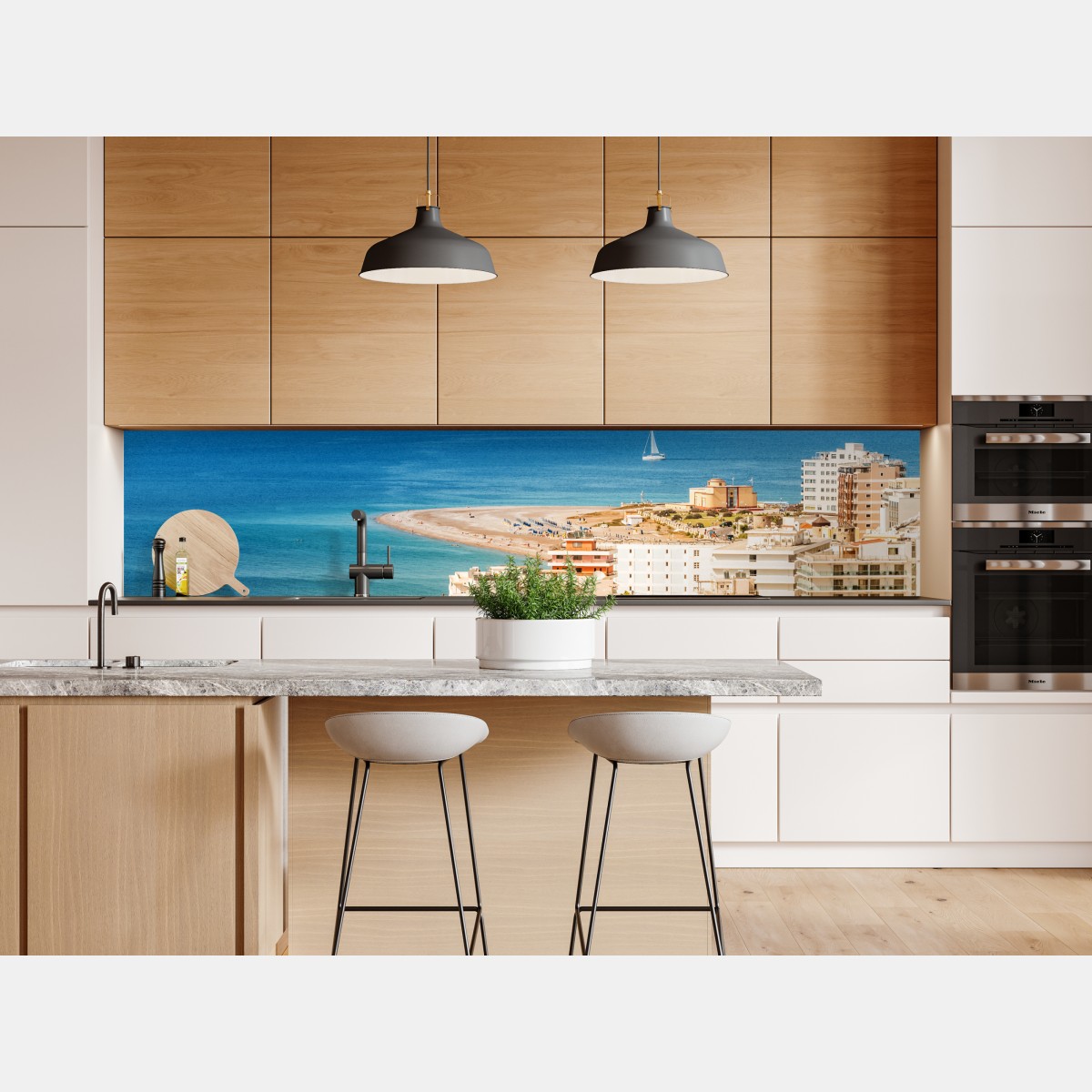 Naklejka repozycjonowalna słoneczna panorama nadmorskiego miasta z żaglówką – Wallissimo® Naklejka repozycjonowalna słoneczna panorama nadmorskiego miasta z żaglówką – Wallissimo®