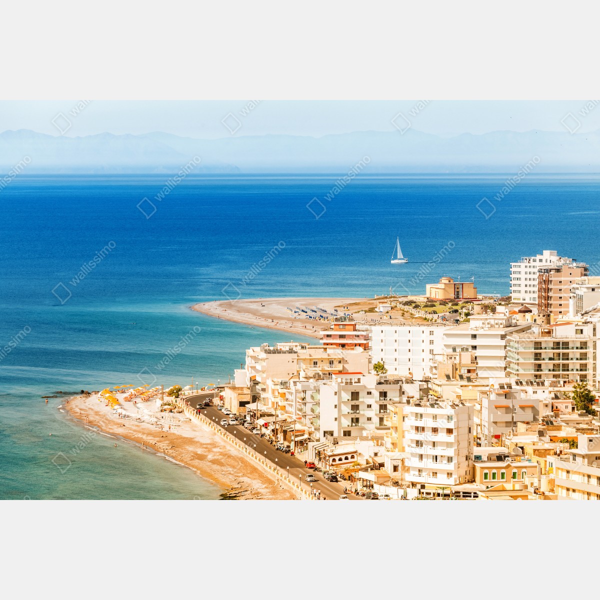 Naklejka repozycjonowalna słoneczna panorama nadmorskiego miasta z żaglówką – Wallissimo® Naklejka repozycjonowalna słoneczna panorama nadmorskiego miasta z żaglówką – Wallissimo®