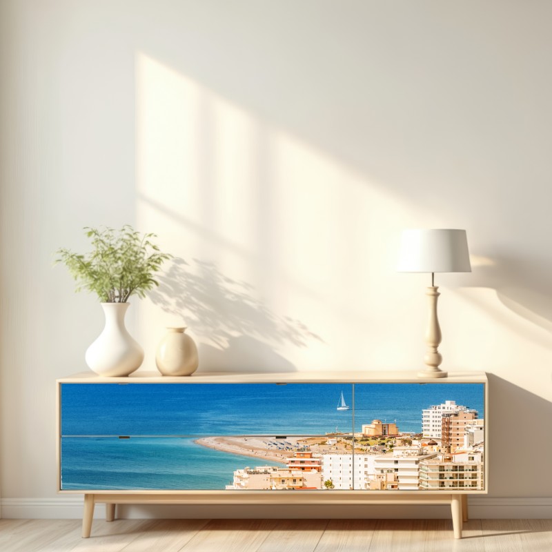 Naklejka repozycjonowalna słoneczna panorama nadmorskiego miasta z żaglówką – Wallissimo® Naklejka repozycjonowalna słoneczna panorama nadmorskiego miasta z żaglówką – Wallissimo®