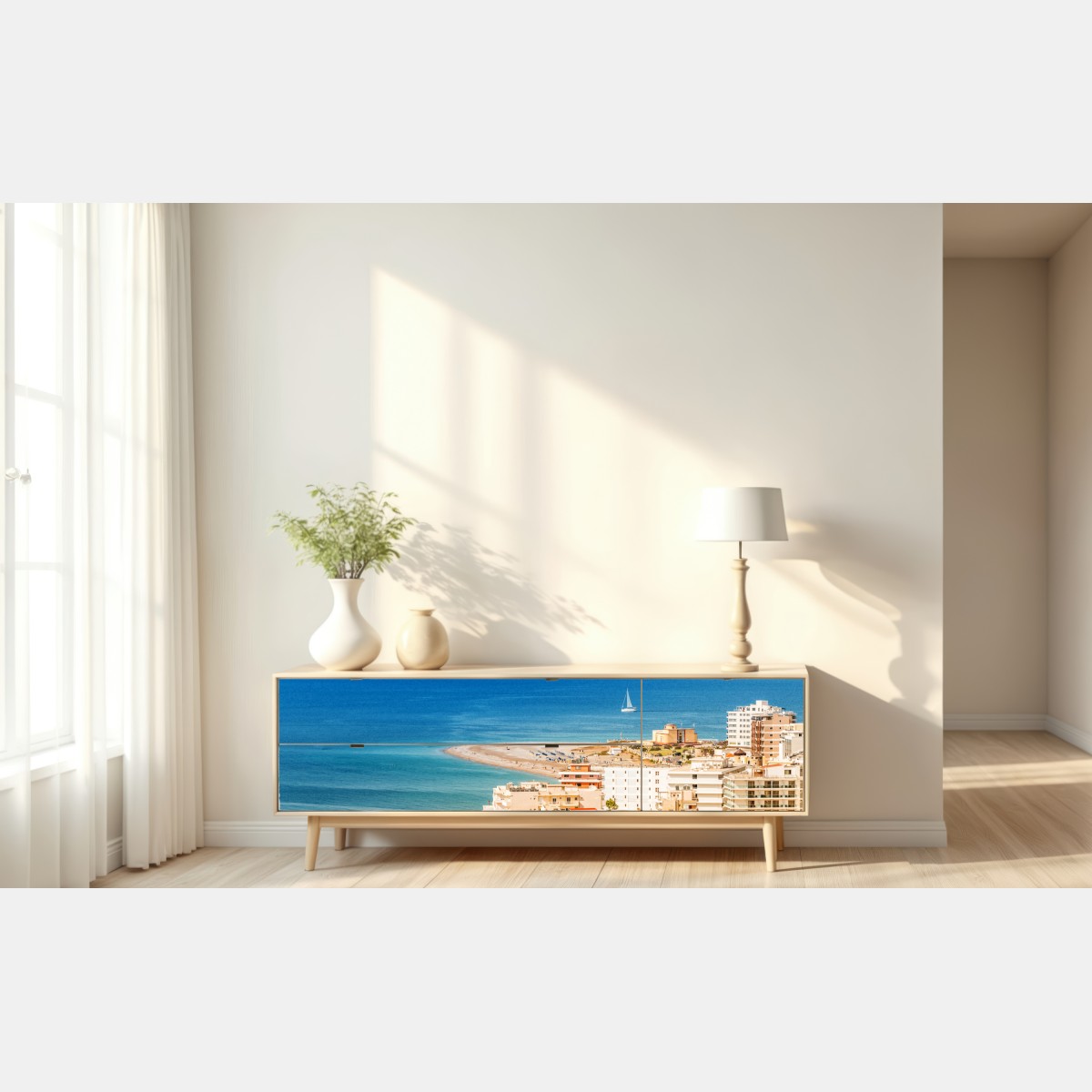 Naklejka repozycjonowalna słoneczna panorama nadmorskiego miasta z żaglówką – Wallissimo® Naklejka repozycjonowalna słoneczna panorama nadmorskiego miasta z żaglówką – Wallissimo®