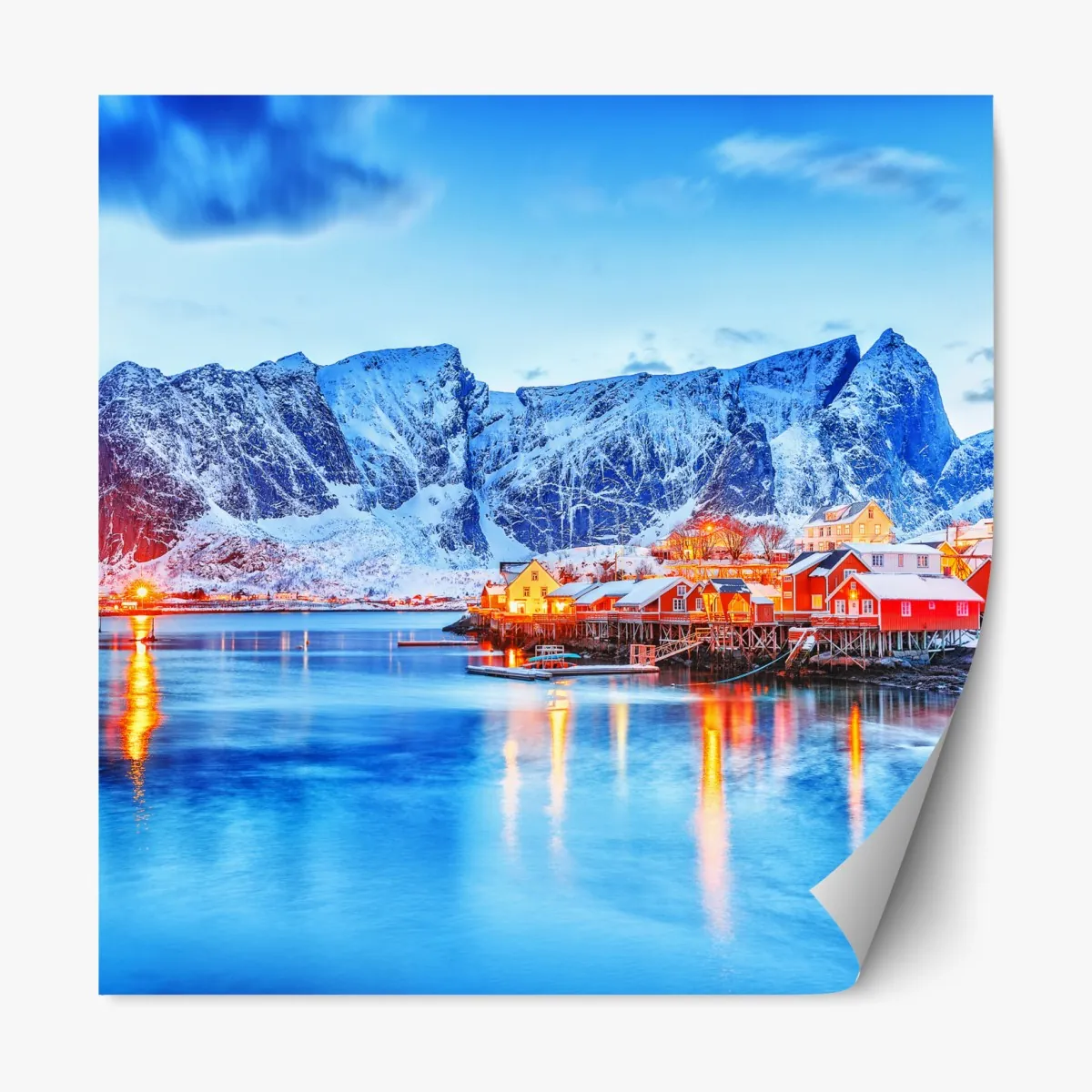 Naklejka repozycjonowalna zaśnieżona nadmorska wioska u stóp gór – Wallissimo® Naklejka repozycjonowalna zaśnieżona nadmorska wioska u stóp gór – Wallissimo®