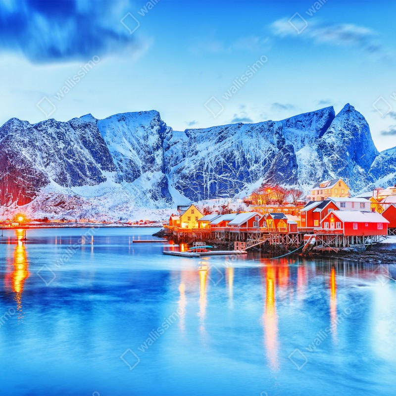 Naklejka repozycjonowalna zaśnieżona nadmorska wioska u stóp gór – Wallissimo® Naklejka repozycjonowalna zaśnieżona nadmorska wioska u stóp gór – Wallissimo®