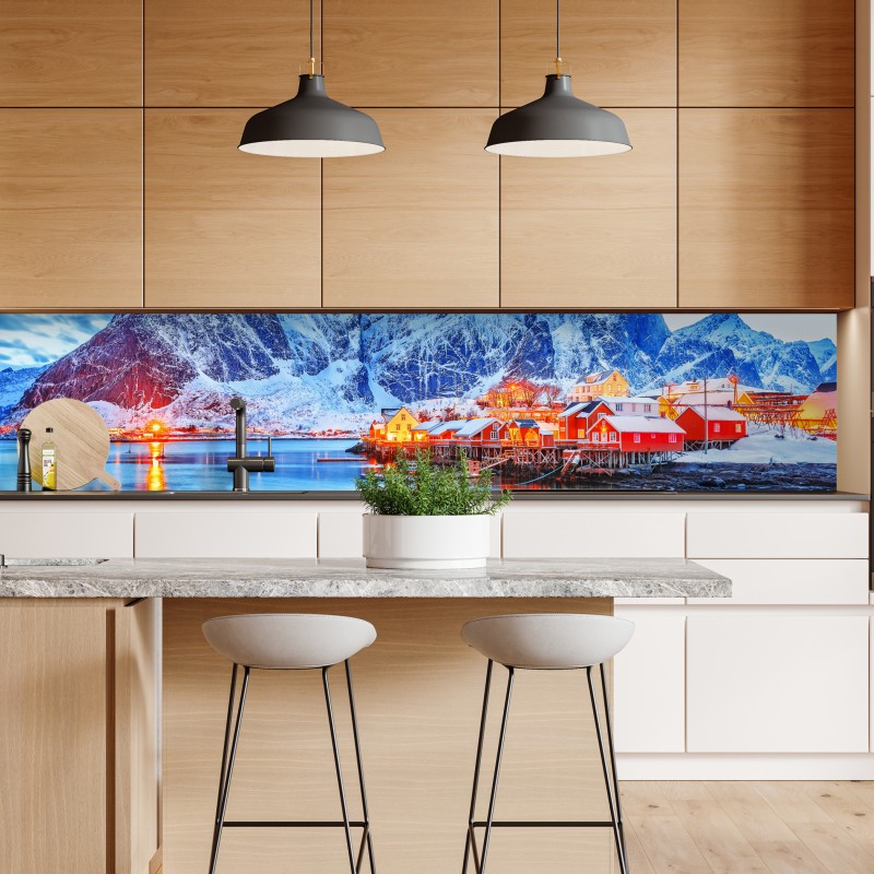 Naklejka repozycjonowalna zaśnieżona nadmorska wioska u stóp gór – Wallissimo® Naklejka repozycjonowalna zaśnieżona nadmorska wioska u stóp gór – Wallissimo®