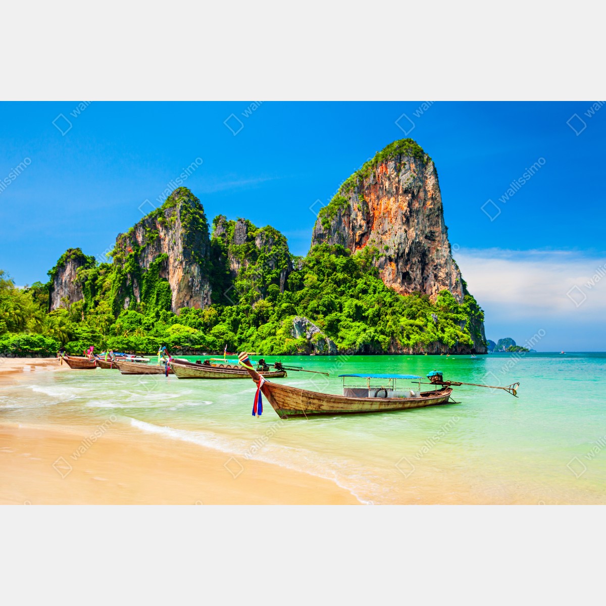 Naklejka repozycjonowalna długie łodzie na tropikalnej plaży, Tajlandia – Wallissimo® Naklejka repozycjonowalna długie łodzie na tropikalnej plaży, Tajlandia – Wallissimo®