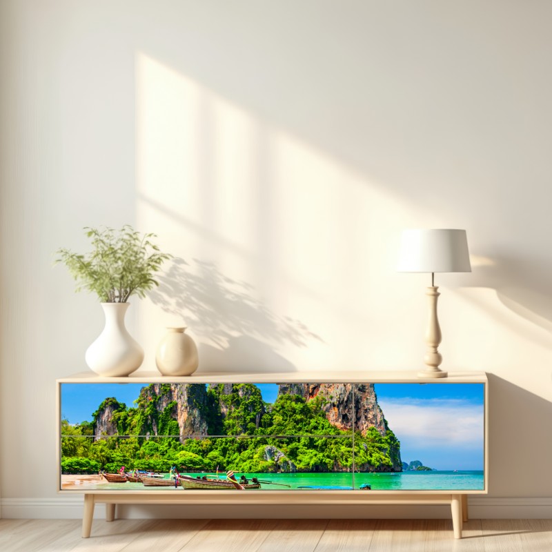 Naklejka repozycjonowalna długie łodzie na tropikalnej plaży, Tajlandia – Wallissimo® Naklejka repozycjonowalna długie łodzie na tropikalnej plaży, Tajlandia – Wallissimo®