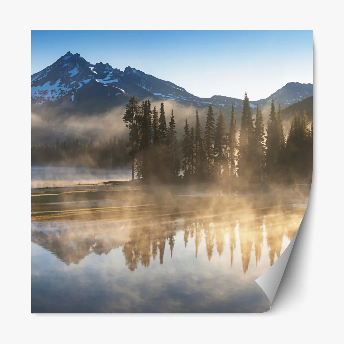 Naklejka repozycjonowalna mglisty wschód słońca nad górami z odbiciem – Wallissimo® Naklejka repozycjonowalna mglisty wschód słońca nad górami z odbiciem – Wallissimo®