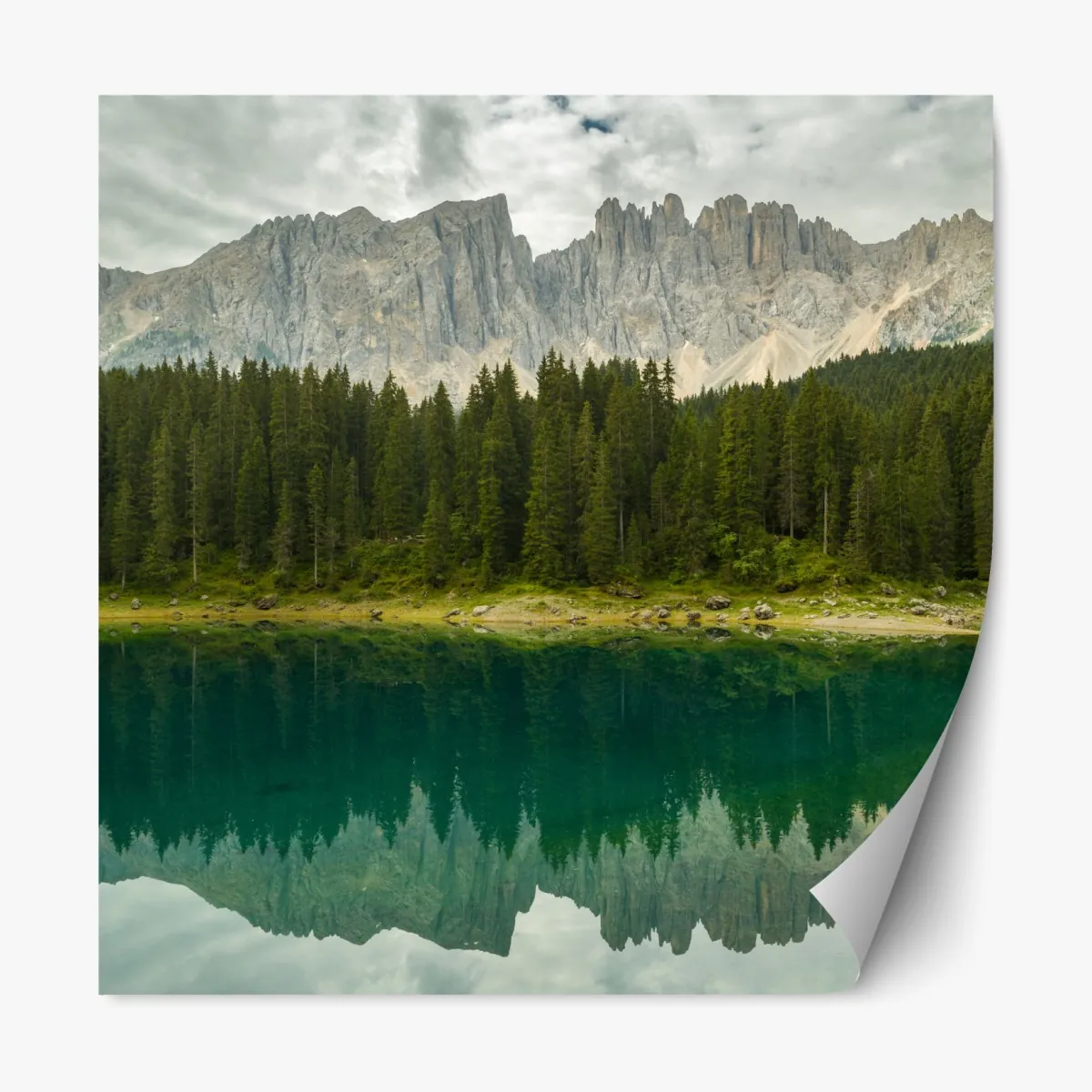 Naklejka repozycjonowalna spokojne odbicie nad Lago di Carezza, Dolomity – Wallissimo® Naklejka repozycjonowalna spokojne odbicie nad Lago di Carezza, Dolomity – Wallissimo®