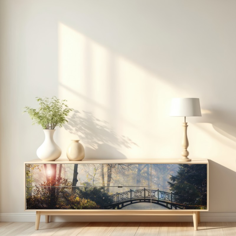 Naklejka repozycjonowalna mglisty jesienny most z łabędziem – Wallissimo® Naklejka repozycjonowalna mglisty jesienny most z łabędziem – Wallissimo®