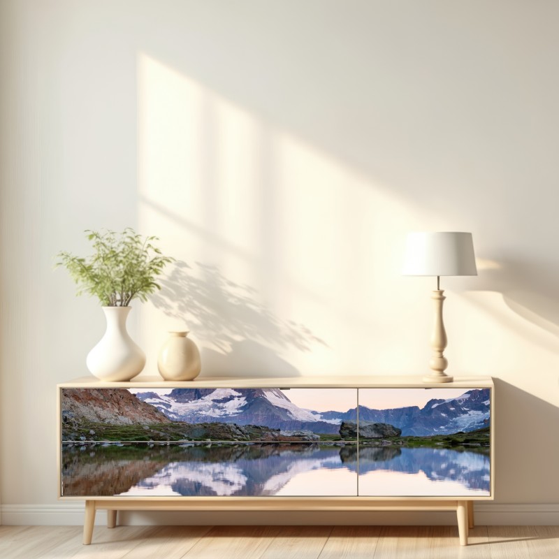 Naklejka repozycjonowalna Matterhorn o wschodzie słońca nad alpejskim jeziorem – Wallissimo® Naklejka repozycjonowalna Matterhorn o wschodzie słońca nad alpejskim jeziorem – Wallissimo®