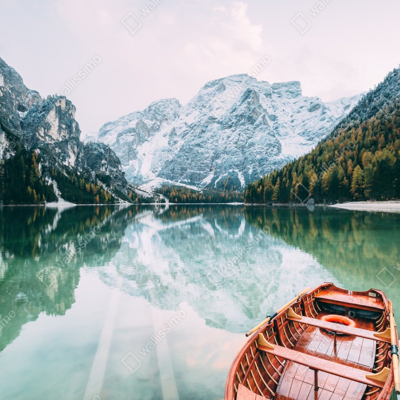 Naklejka repozycjonowalna spokojne odbicia na jeziorze Pragser Wildsee – Wallissimo® Naklejka repozycjonowalna spokojne odbicia na jeziorze Pragser Wildsee – Wallissimo®