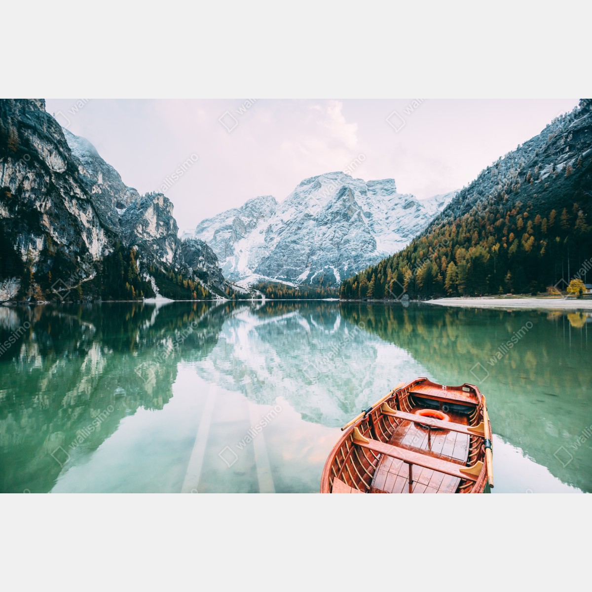 Naklejka repozycjonowalna spokojne odbicia na jeziorze Pragser Wildsee – Wallissimo® Naklejka repozycjonowalna spokojne odbicia na jeziorze Pragser Wildsee – Wallissimo®