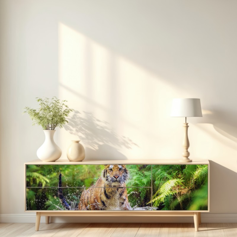 Naklejka repozycjonowalna majestatyczny tygrys w leśnym strumieniu – Wallissimo® Naklejka repozycjonowalna majestatyczny tygrys w leśnym strumieniu – Wallissimo®