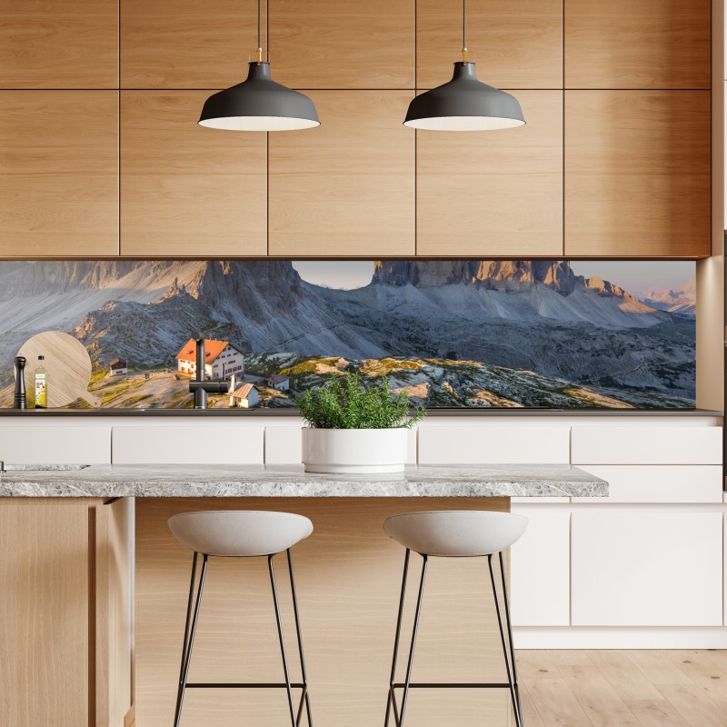 Naklejka repozycjonowalna oświetlone słońcem schronisko w górach – Wallissimo® Naklejka repozycjonowalna oświetlone słońcem schronisko w górach – Wallissimo®