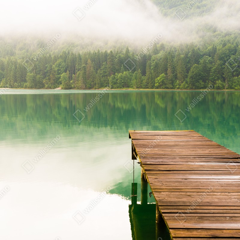 Naklejka repozycjonowalna mglisty widok jeziora z drewnianym pomostem – Wallissimo® Naklejka repozycjonowalna mglisty widok jeziora z drewnianym pomostem – Wallissimo®