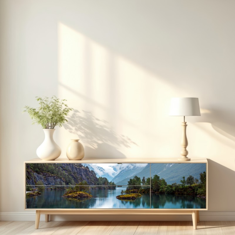 Naklejka repozycjonowalna Lovatnet jezioro odbicie w mglistych górach Norwegii – Wallissimo® Naklejka repozycjonowalna Lovatnet jezioro odbicie w mglistych górach Norwegii – Wallissimo®