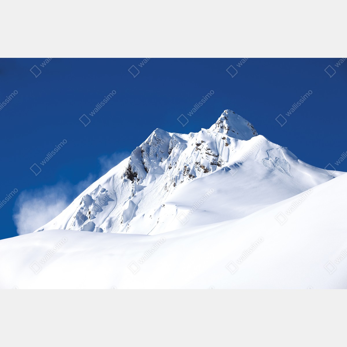 Naklejka repozycjonowalna śnieżny alpejski szczyt pod głębokim błękitnym niebem – Wallissimo® Naklejka repozycjonowalna śnieżny alpejski szczyt pod głębokim błękitnym niebem – Wallissimo®