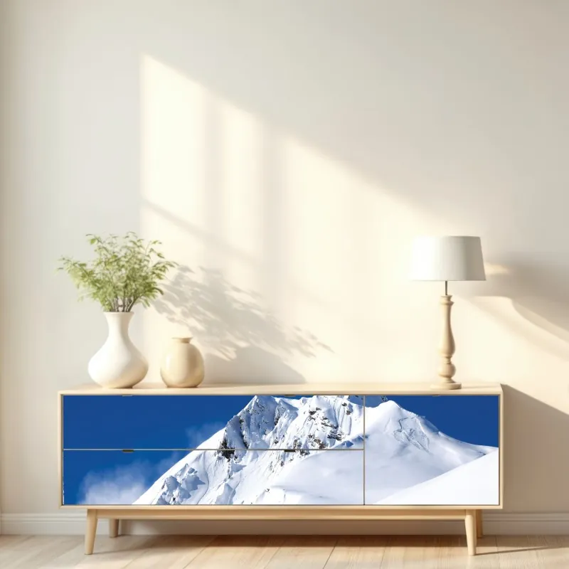 Naklejka repozycjonowalna śnieżny alpejski szczyt pod głębokim błękitnym niebem – Wallissimo® Naklejka repozycjonowalna śnieżny alpejski szczyt pod głębokim błękitnym niebem – Wallissimo®