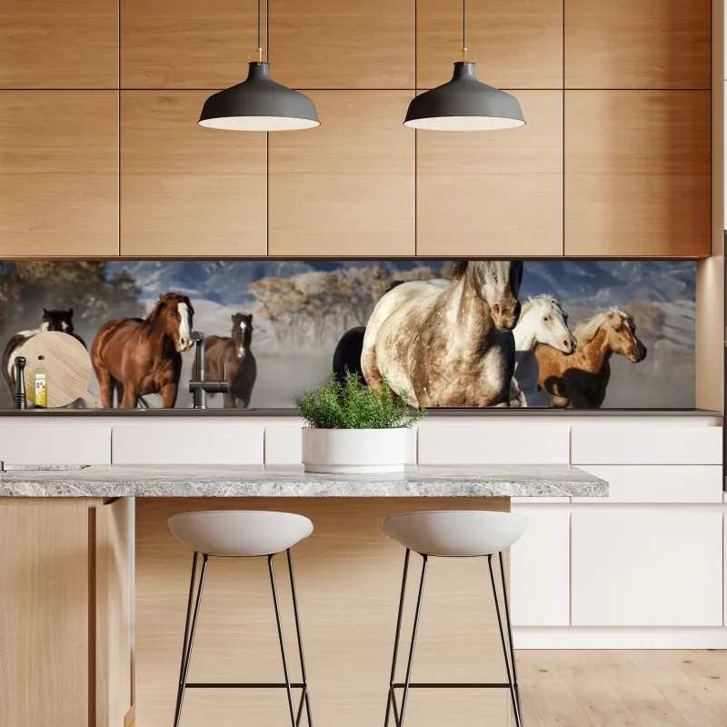 Naklejka repozycjonowalna dzikie konie galopujące po górskiej łące – Wallissimo® Naklejka repozycjonowalna dzikie konie galopujące po górskiej łące – Wallissimo®