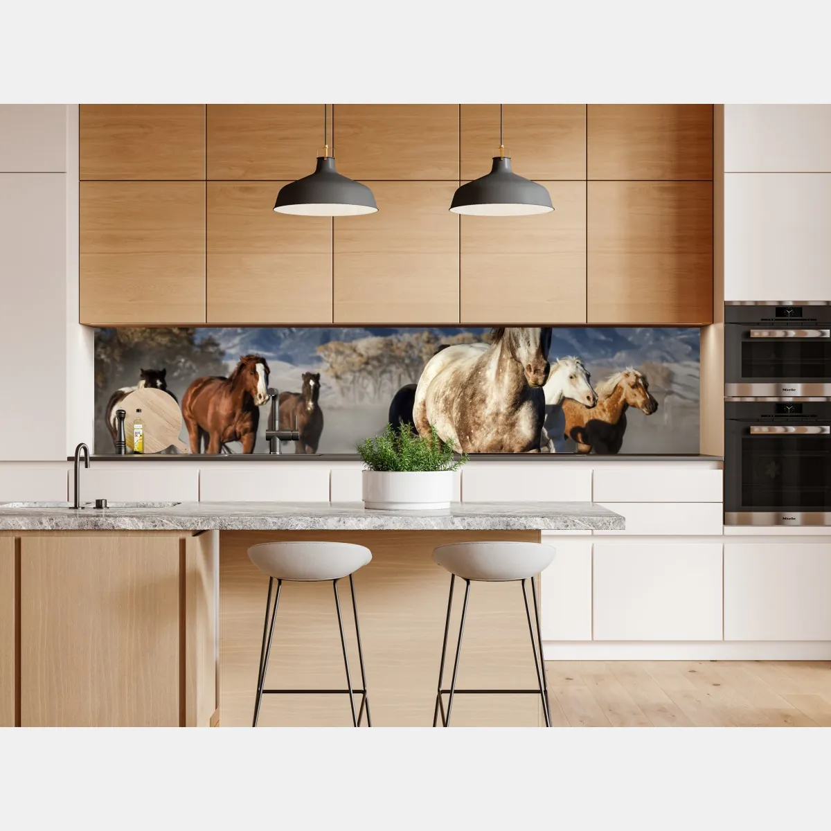 Naklejka repozycjonowalna dzikie konie galopujące po górskiej łące – Wallissimo® Naklejka repozycjonowalna dzikie konie galopujące po górskiej łące – Wallissimo®