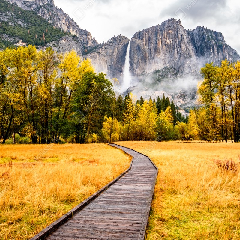 Naklejka repozycjonowalna jesienna kładka prowadząca do wodospadu – Wallissimo® Naklejka repozycjonowalna jesienna kładka prowadząca do wodospadu – Wallissimo®