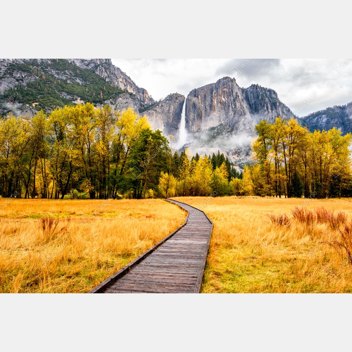 Naklejka repozycjonowalna jesienna kładka prowadząca do wodospadu – Wallissimo® Naklejka repozycjonowalna jesienna kładka prowadząca do wodospadu – Wallissimo®