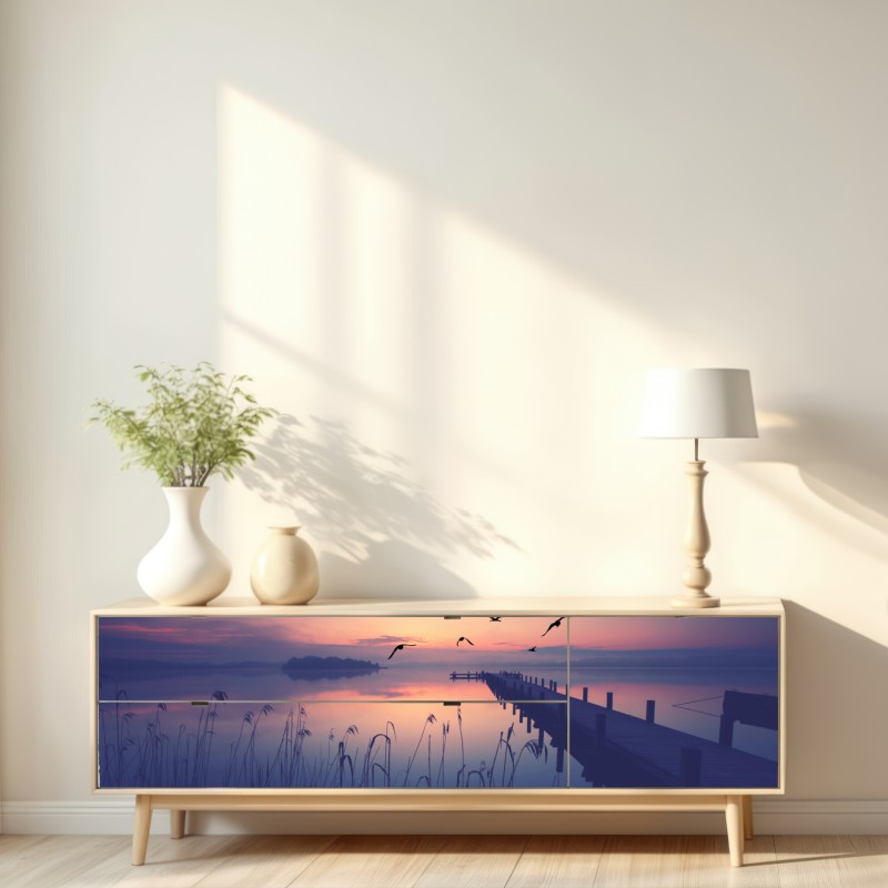 Naklejka repozycjonowalna spokojny wschód nad jeziorem z ptakami – Wallissimo® Naklejka repozycjonowalna spokojny wschód nad jeziorem z ptakami – Wallissimo®