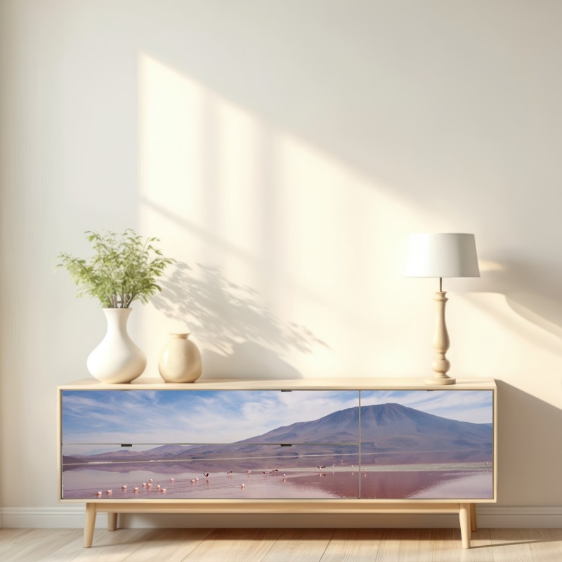 Naklejka repozycjonowalna różowa laguna z flamingami i odbiciem gór – Wallissimo® Naklejka repozycjonowalna różowa laguna z flamingami i odbiciem gór – Wallissimo®