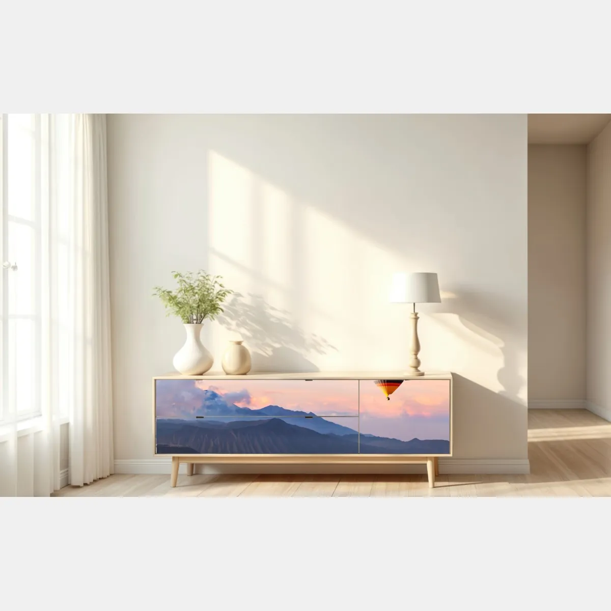 Naklejka repozycjonowalna balon nad mglistymi górami – Wallissimo® Naklejka repozycjonowalna balon nad mglistymi górami – Wallissimo®