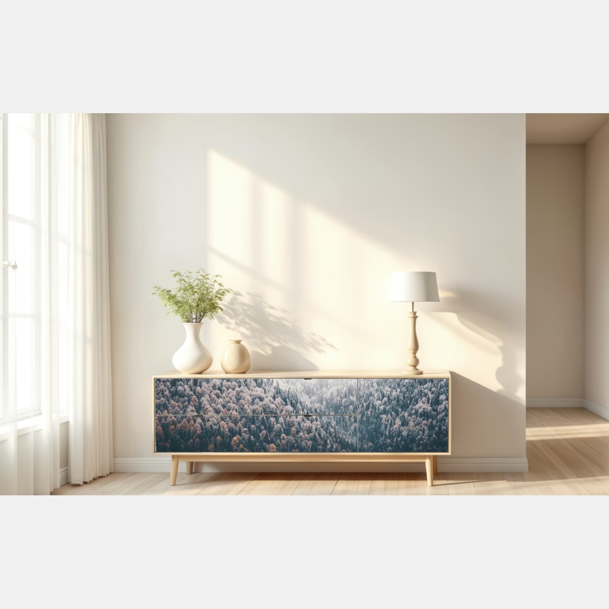 Naklejka repozycjonowalna mglisty jesienny las na śnieżnej górze – Wallissimo® Naklejka repozycjonowalna mglisty jesienny las na śnieżnej górze – Wallissimo®