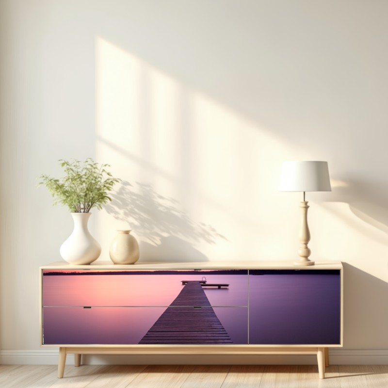 Naklejka repozycjonowalna spokojny pastelowy zachód nad jeziorem z pomostem – Wallissimo® Naklejka repozycjonowalna spokojny pastelowy zachód nad jeziorem z pomostem – Wallissimo®