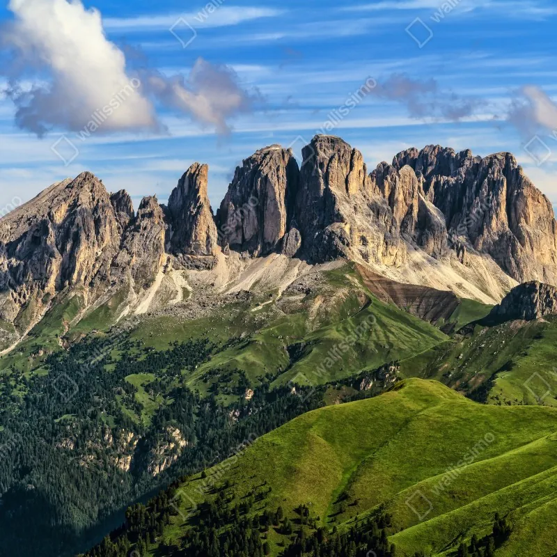 Naklejka repozycjonowalna majestatyczna górska panorama z zielonymi wzgórzami – Wallissimo® Naklejka repozycjonowalna majestatyczna górska panorama z zielonymi wzgórzami – Wallissimo®