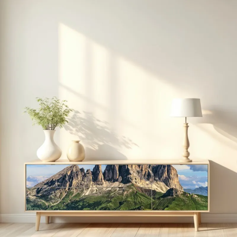 Naklejka repozycjonowalna majestatyczna górska panorama z zielonymi wzgórzami – Wallissimo® Naklejka repozycjonowalna majestatyczna górska panorama z zielonymi wzgórzami – Wallissimo®