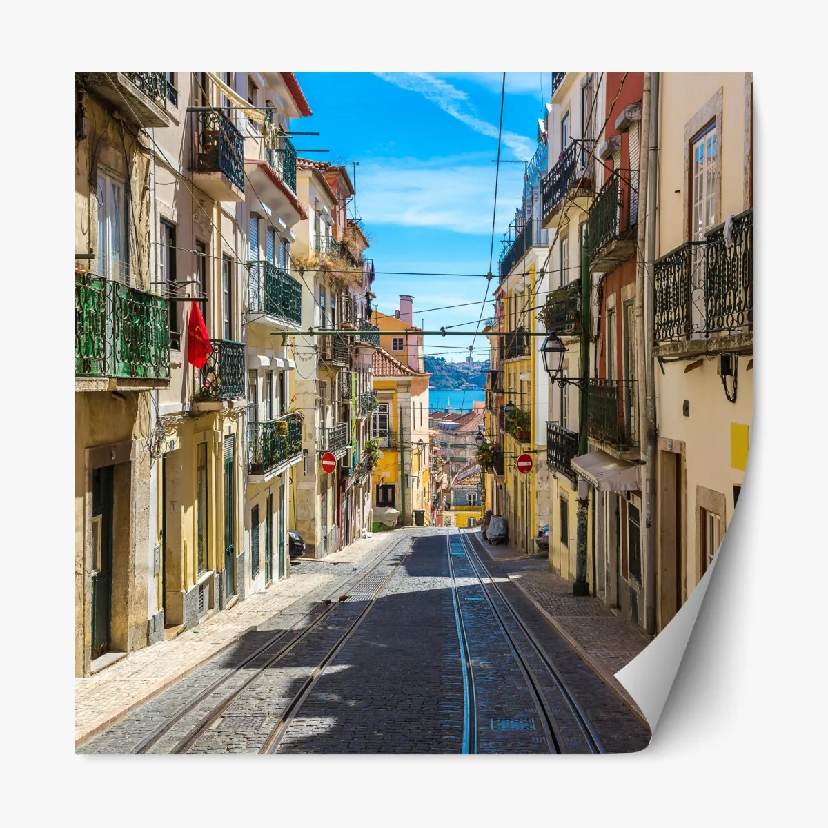 Naklejka repozycjonowalna stara ulica w Lizbonie w słoneczny dzień – Wallissimo® Naklejka repozycjonowalna stara ulica w Lizbonie w słoneczny dzień – Wallissimo®